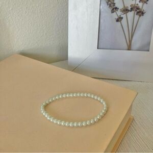 Small Stretchy Pearl Bracelet Vintage “Byrdie”  Classic Elegant Simple White